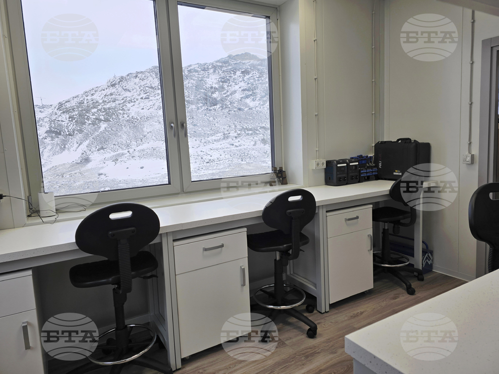 Antarctica - 34th Bulgarian Antarctic Expedition - Bulgarian Antarctic Base St. Kliment Ohridski - Laboratory - UAE