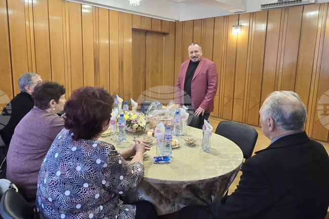 Тайната на дългия брак е съпрузите да гледат в една посока и да се подкрепят, според две двойки от Панагюрище, които тази година ще отбележат златна сватба