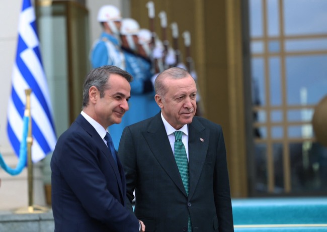 Турският президент Ердоган и гръцкият премиер Мицотакис разговарят в Анкара