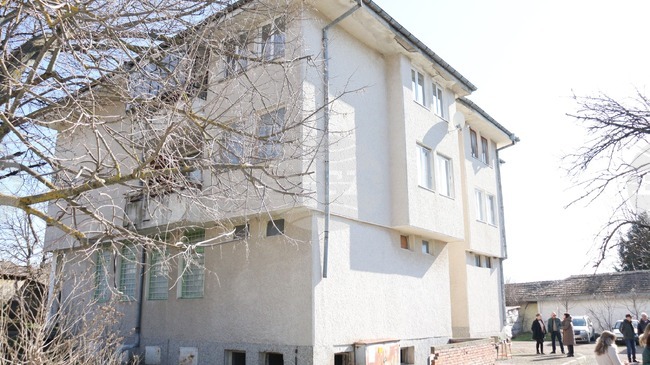 Започна саниране на многофамилна жилищна сграда в поповското село Садина