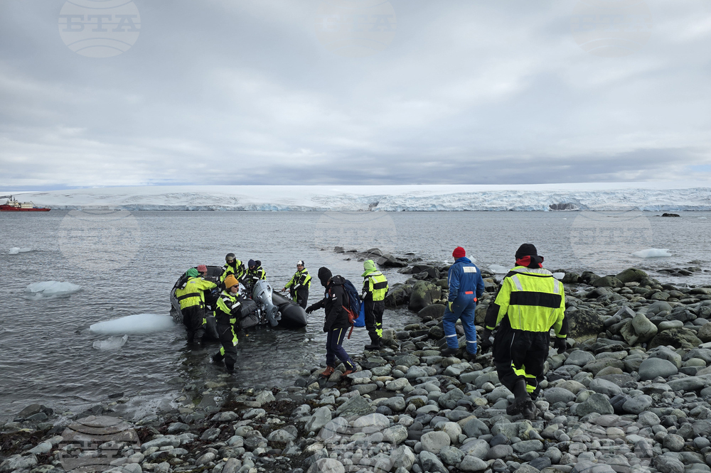 Antarctica - 34th Bulgarian Antarctic Expedition - Group - Departure