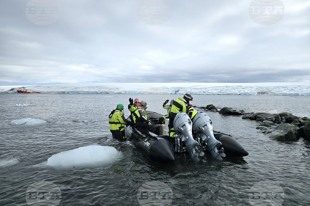 Antarctica - 34th Bulgarian Antarctic Expedition - Group - Departure