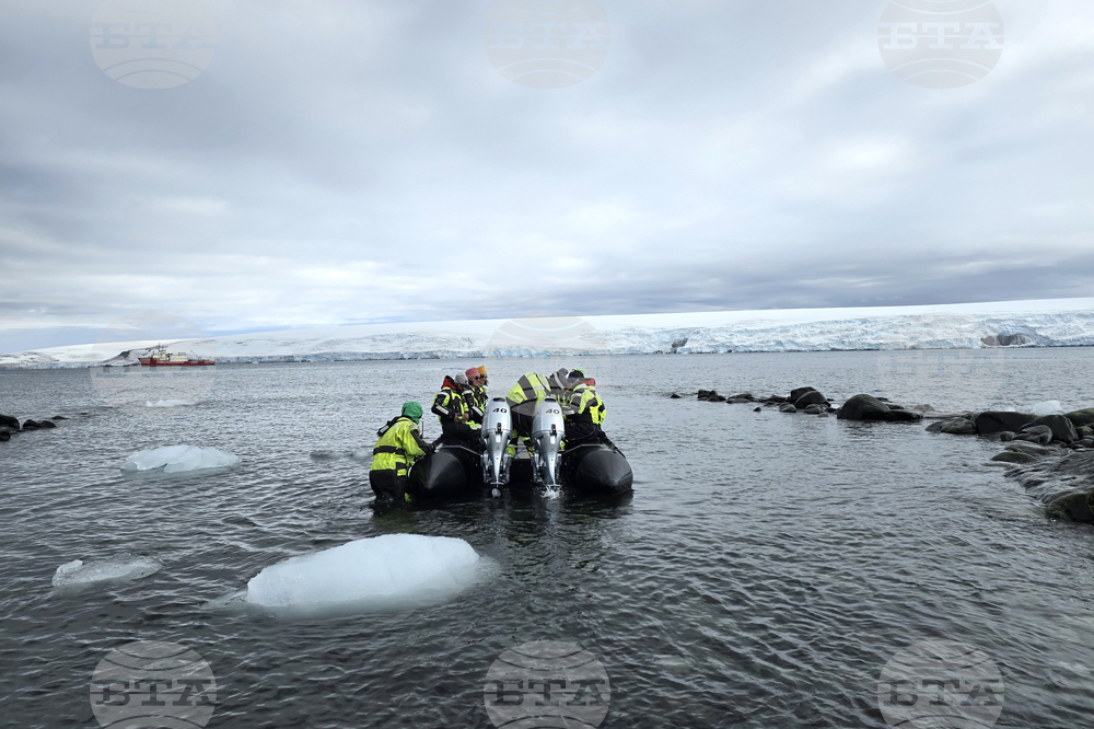 Antarctica - 34th Bulgarian Antarctic Expedition - Group - Departure