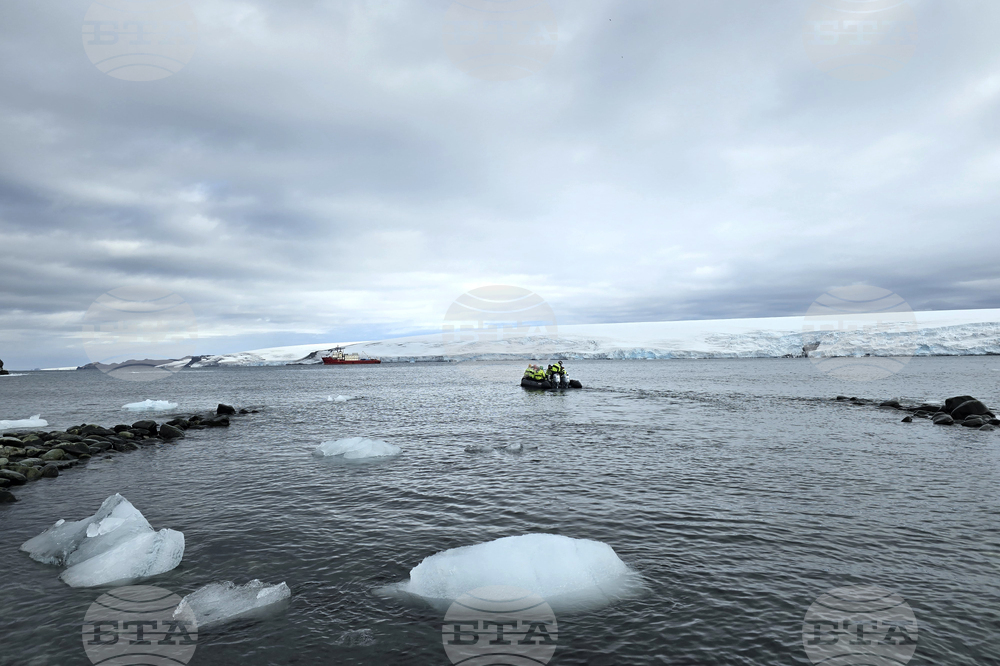 Antarctica - 34th Bulgarian Antarctic Expedition - Group - Departure