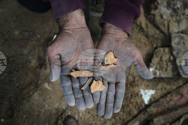 APTOPIX Mideast Wars Digging for Family