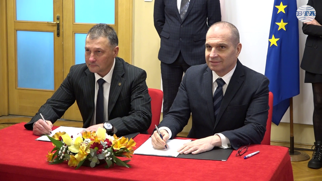 Вицепремиерът в оставка Гроздан Караджов подписа 12-годишни договори за пътническите жп превози и заяви, че за пръв път влиза втори оператор на пазара