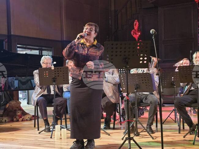 Певицата Галина Дурмушлийска подарява нови добруджански песни на Духовия оркестър в Добрич