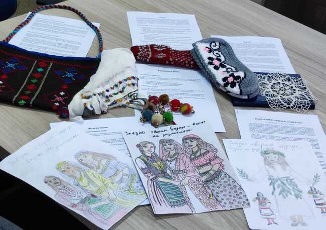 Изложба в Професионалната гимназия по селско стопанство в Разград представя изделия, които отразяват културното многообразие на региона