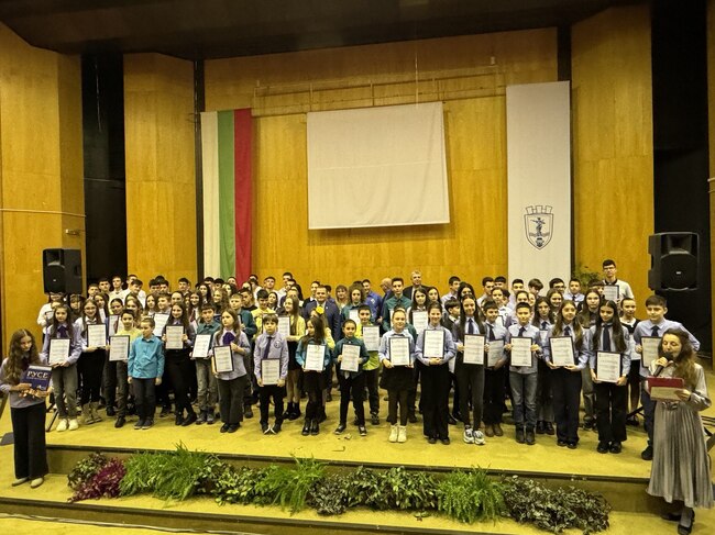  Община Русе: 134 изявени ученици получиха от Община Русе финансова подкрепа и признание за таланта си