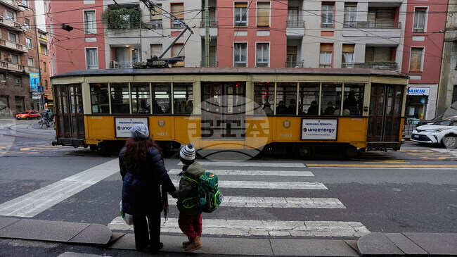 Един загинал и най-малко 39 ранени при дерайлиране на трамвай в Милано