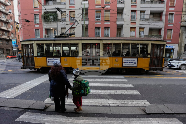 Десет души бяха ранени при сблъсък на два трамвая в Рим