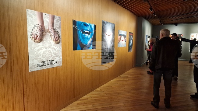 Говорете си с плакатите, вярвам, че има какво да си кажете, каза кураторът на изложбата „ОБЕКТивно" Люба Томова