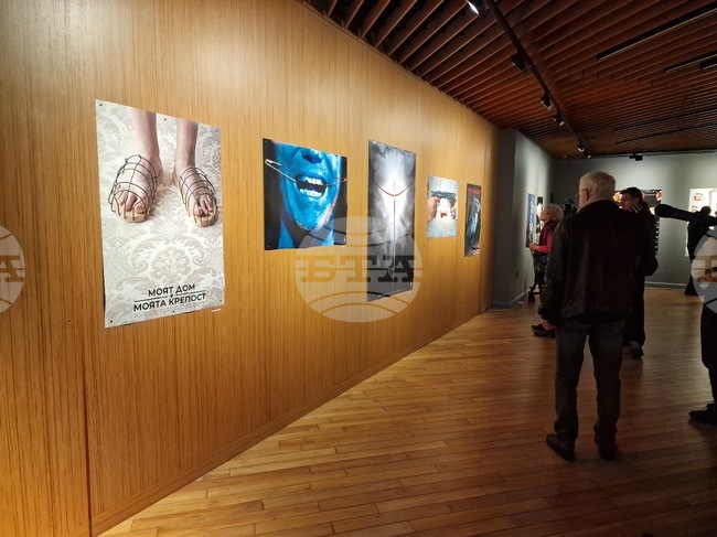 Говорете си с плакатите, вярвам, че има какво да си кажете, каза кураторът на изложбата „ОБЕКТивно" Люба Томова