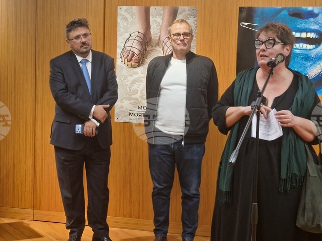 Изложбата „ОБЕКТивно" е потвърждение за това, че всички парадигми за плаката са невалидни, каза Албена Спасова