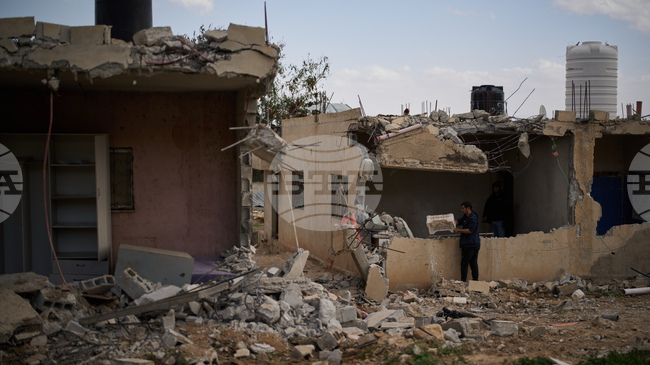 Израелски заселници разрушиха 15 палестински къщи на Западния бряг, съобщиха жители на селото