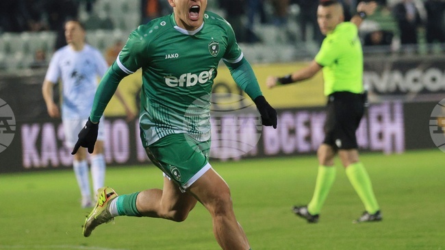 Шампионът Лудогорец спечели след късни голове у дома срещу Берое