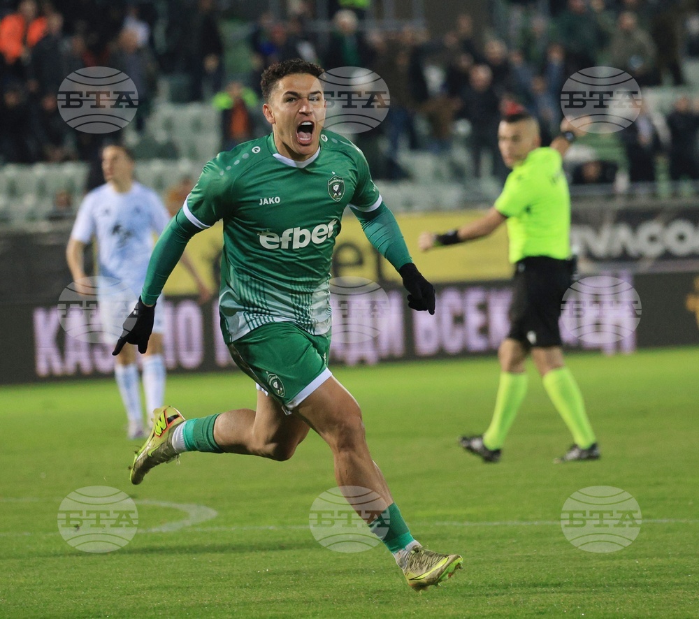 Шампионът Лудогорец спечели след късни голове у дома срещу Берое