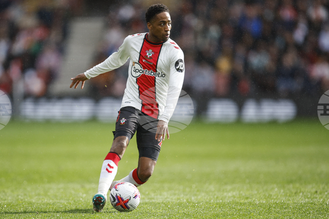 Защитникът Кайл Уокър-Питърс се присъедини към Уест Хям със свободен трансфер