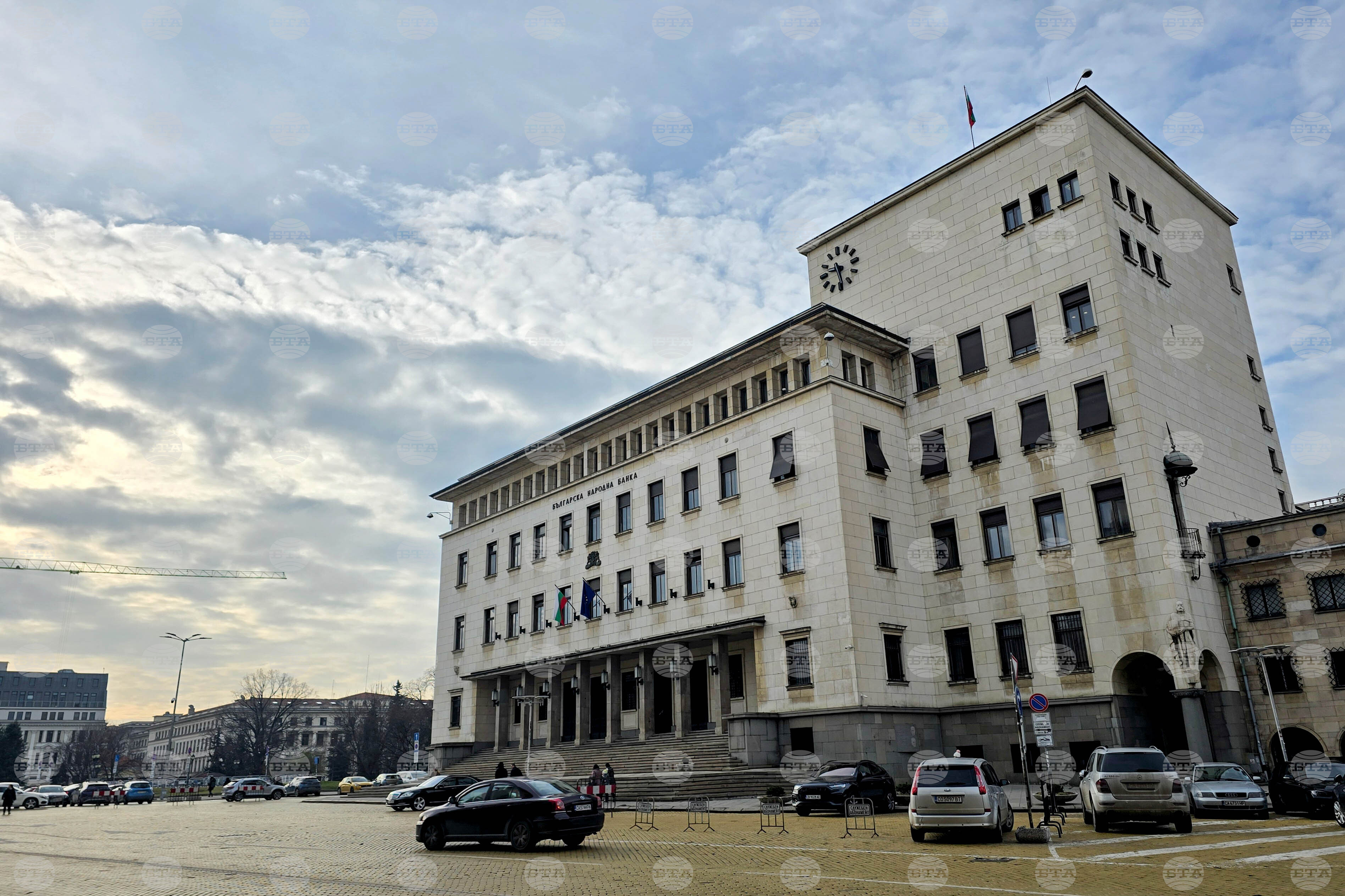 Търговците са длъжни по правило да приемат евробанкноти от 200 и 500 евро, пишат от БНБ в секцията "Въпроси и отговори за еврото" на сайта на институцията