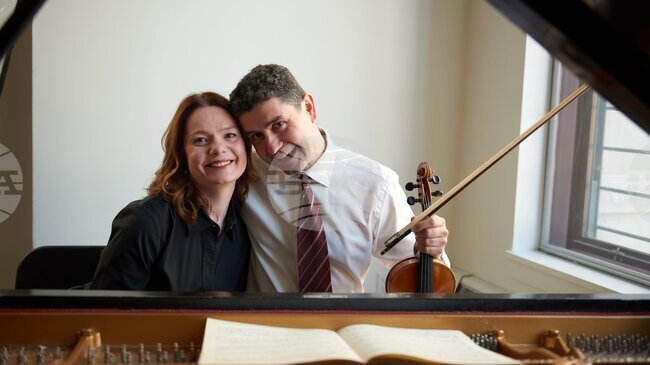 Българските музиканти Лора Чекоратова и Георги Вълчев ще представят днес класически концерт в Торонто, Канада