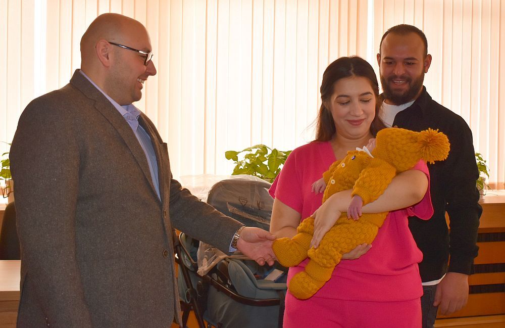 Кметът на Разград подари детска количка на бебето, родено на празника на града - 28 януари