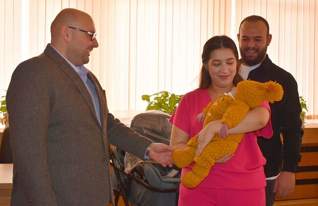 Кметът на Разград подари детска количка на бебето, родено на празника на града - 28 януари