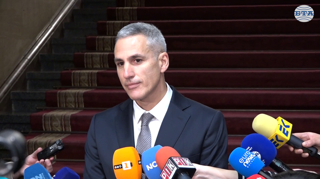  Започвам разговори за състав на служебния кабинет, каза Андрей Гюров след възлагането на мандат от президента