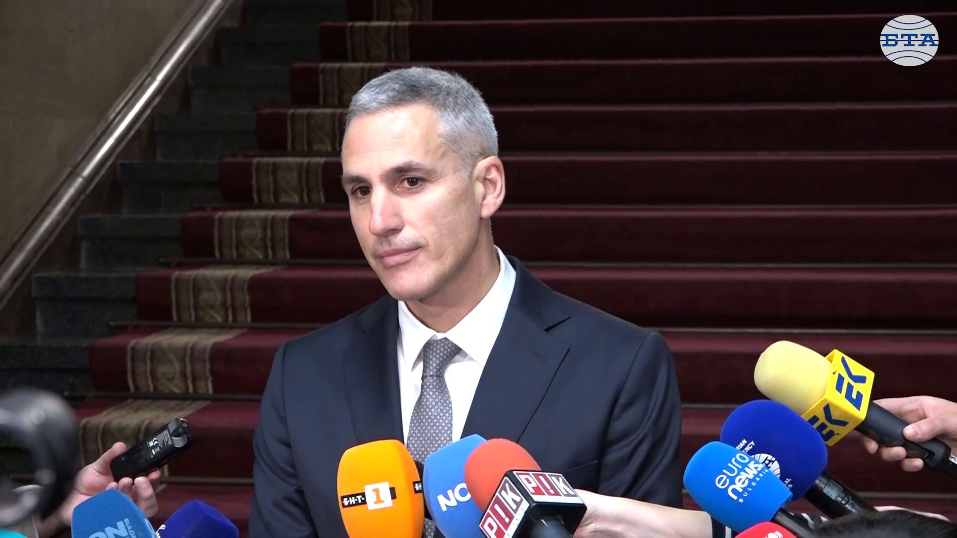  Започвам разговори за състав на служебния кабинет, каза Андрей Гюров след възлагането на мандат от президента