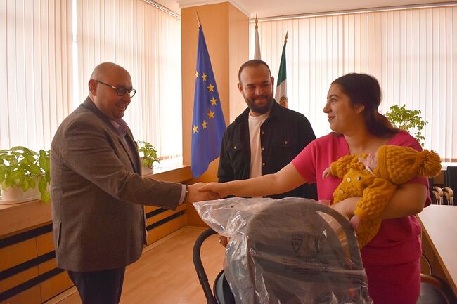 Община Разград: Бебето, родено на 28 януари, получи първия си подарък от Кмета Добрин Добрев 