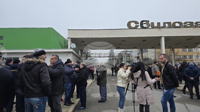 Работници и служители на „Свилоцел“ ЕАД в Свищов се събраха пред завода с искане да получат неизплатените си заплати