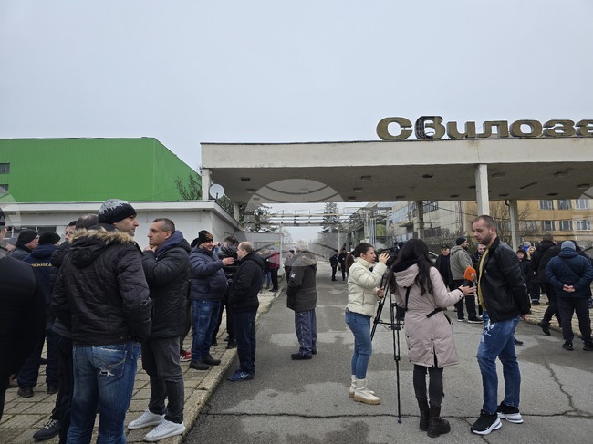 Работници и служители на „Свилоцел“ ЕАД в Свищов се събраха пред завода с искане да получат неизплатените си заплати