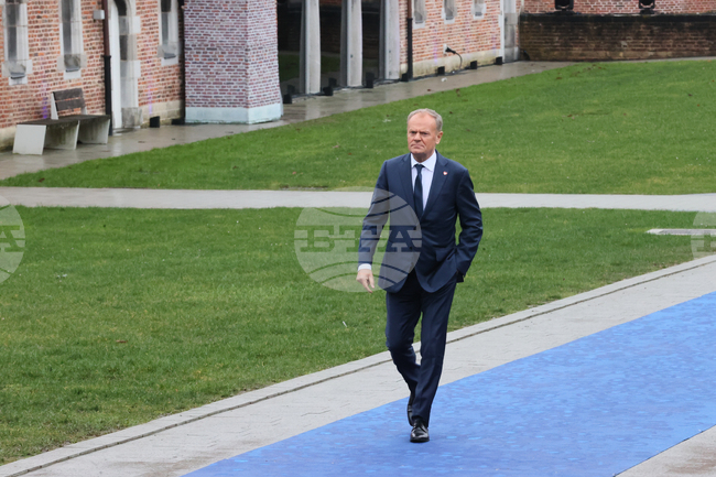 Полското правителство продължава с изпълнението на програмата на ЕС за финансиране на отбраната въпреки ветото на президента Навроцки