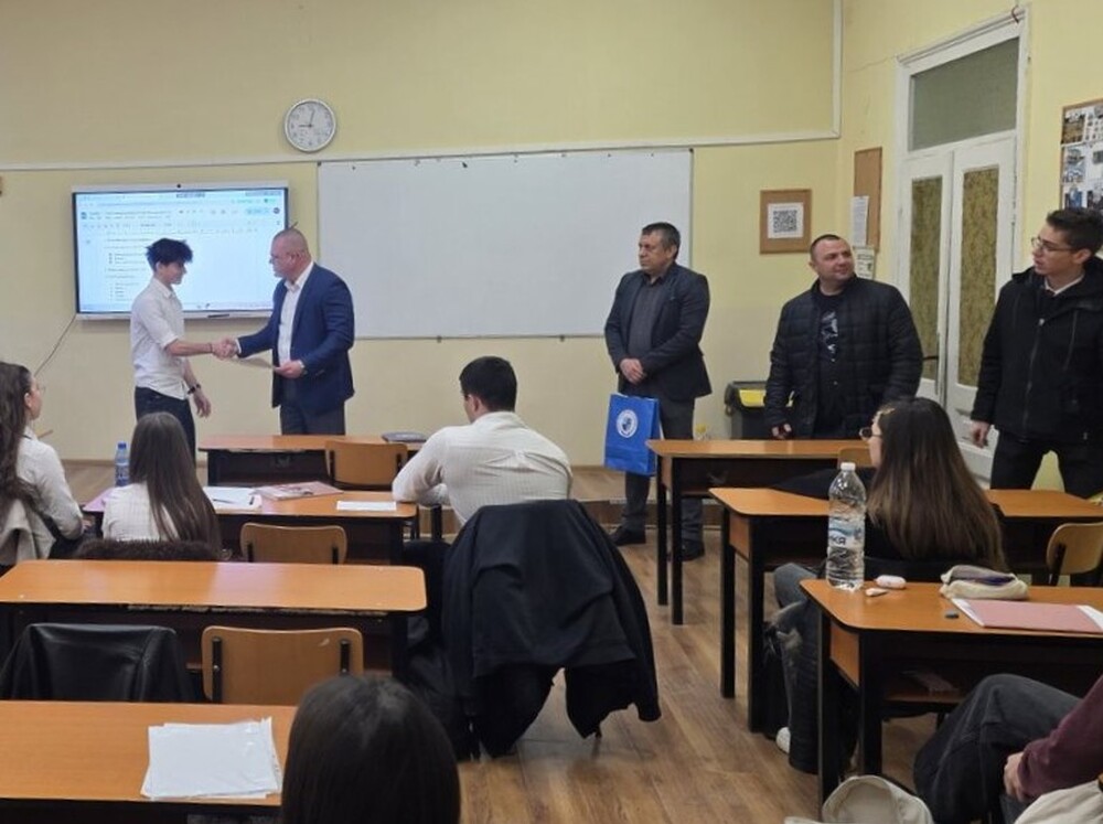 Младеж от Русе е отличен от МВР за върнат портфейл със значителна сума пари