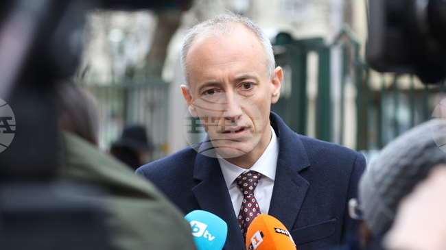 Училище, в което може да се учи, без да се ходи на училище, е грубо нарушение на правото на образование, каза Красимир Вълчев