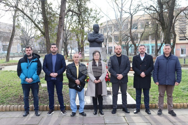 С поднасяне на венци и цветя пред паметника на Иван Абаджиев в Нови пазар бе почетена паметта му 