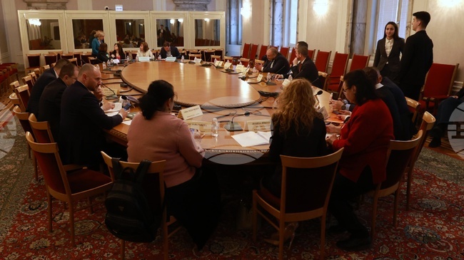 Заседанието на бюджетната комисия беше отменено заради продължаващото пленарно заседание на Народното събрание