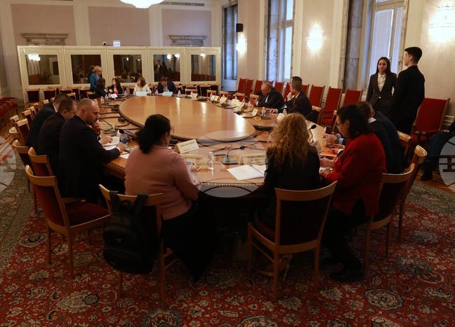 Заседанието на бюджетната комисия беше отменено заради продължаващото пленарно заседание на Народното събрание