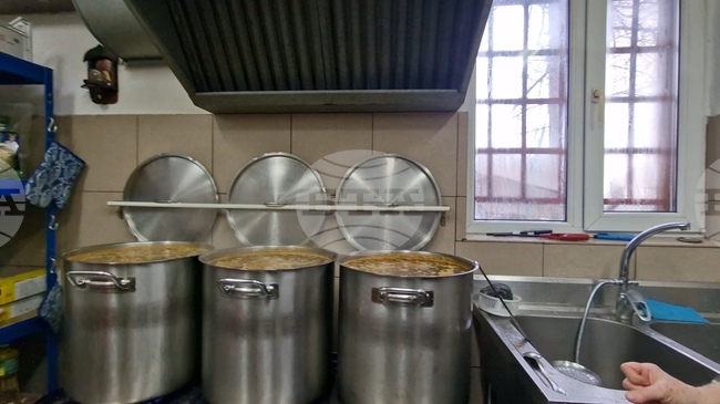 Социалната кухня в храм "Св. Георги" в "Дървеница" раздава топъл обяд на нуждаещите се всеки понеделник и четвъртък, разказа архимандрит Флавиан