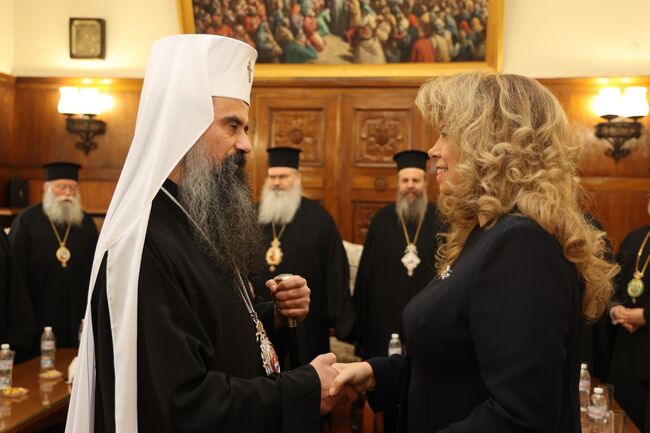 Вярата ни сплотява и възпитава в ценности, необходими ни в днешния опасен свят, каза президентът Илияна Йотова на среща с патриарх Даниил