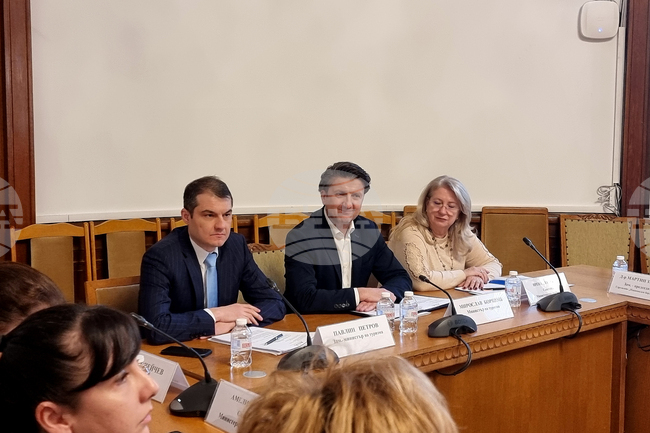 Законодателната и изпълнителната власт обсъди с туристическия бранш какъв да е статутът на националните курорти и как да се поддържа инфраструктурата там