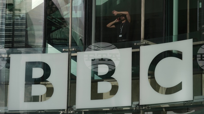Британският медиен холдинг Би Би Си планира да намали разходите си с 10 процента през следващите три години
