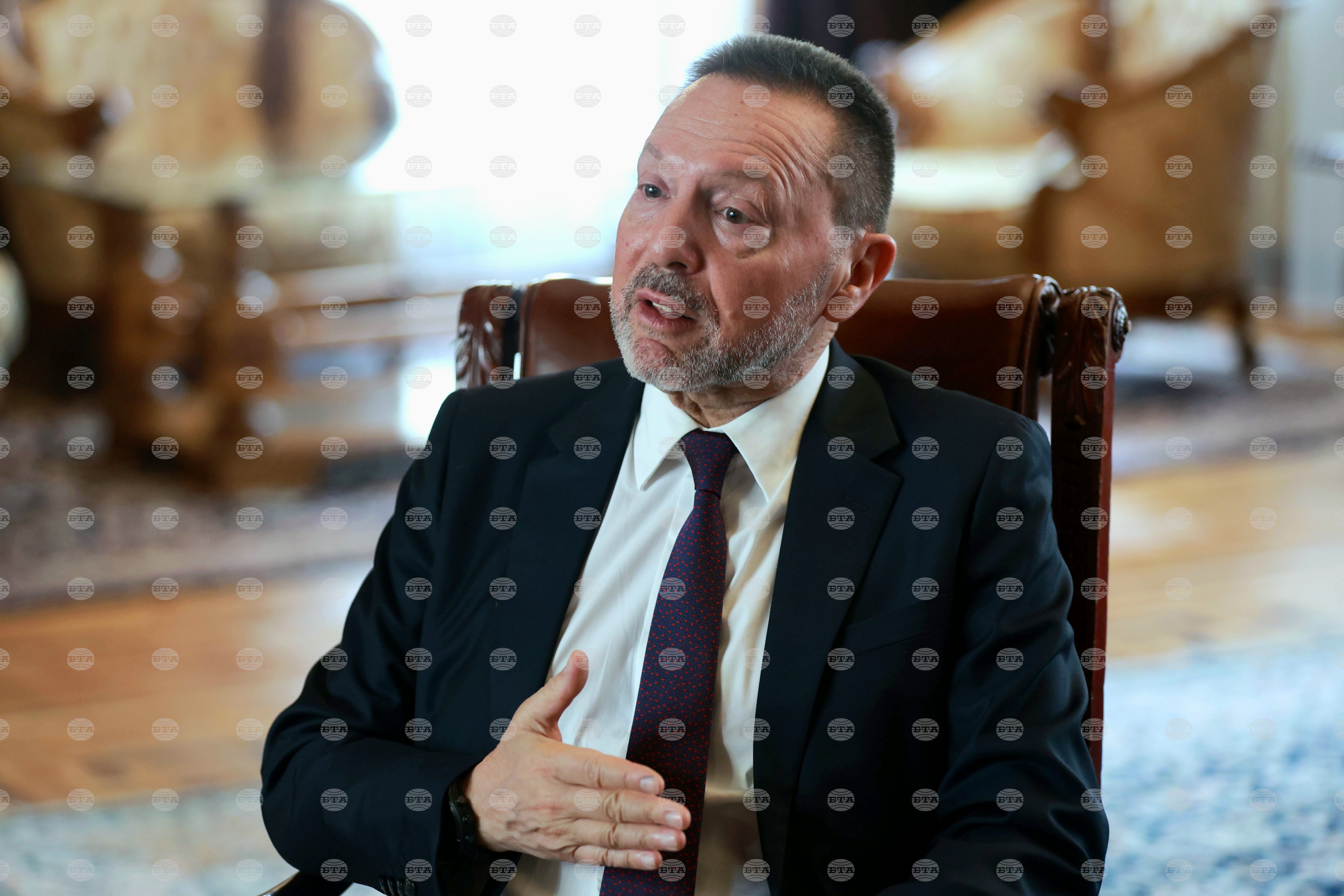 Малките и средните предприятия в България и Гърция ще спестяват годишно по 500 млн. евро разходи за превалутиране, заяви за БТА управителят на гръцката централна банка Янис Стурнарас