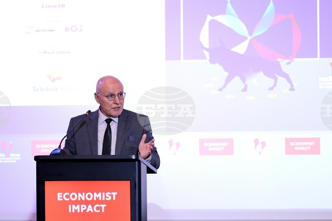 Процесът по приемането на еврото в България минава според очакванията, каза гуверньорът на БНБ Димитър Радев