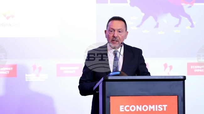 България ще усети позитивите от членството си в еврозоната, каза управителят на Централната банка на Гърция Янис Стурнарас в София