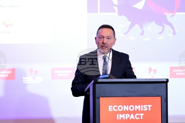 България ще усети позитивите от членството си в еврозоната, каза управителят на Централната банка на Гърция Янис Стурнарас в София