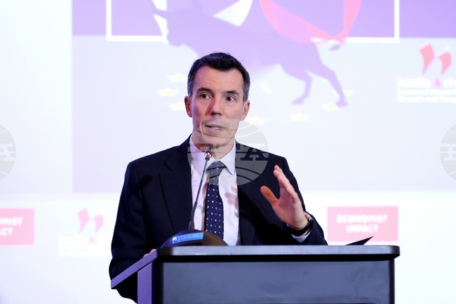 Присъединяването към еврозоната е исторически момент, но не гарантира по-висок стандарт на живот, заяви Карлос Мулас-Гранадос от МВФ на форум в София