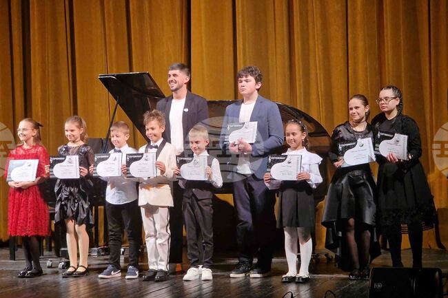 Млади пианисти от Разград се потопиха в света на любовта и музиката с концерт под мотото „Любовта е музика, музиката е любов“