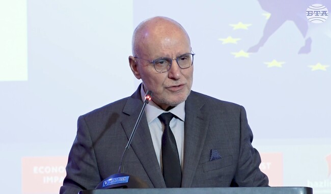 Процесът по приемането на еврото в България минава според очакванията, каза гуверньорът на БНБ Димитър Радев