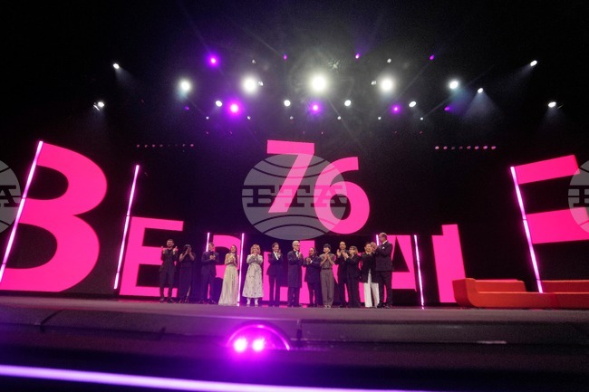 Индийската писателка Арундати Рой отмени планираното си участие на „Берлинале" заради изявление на Вим Вендерс