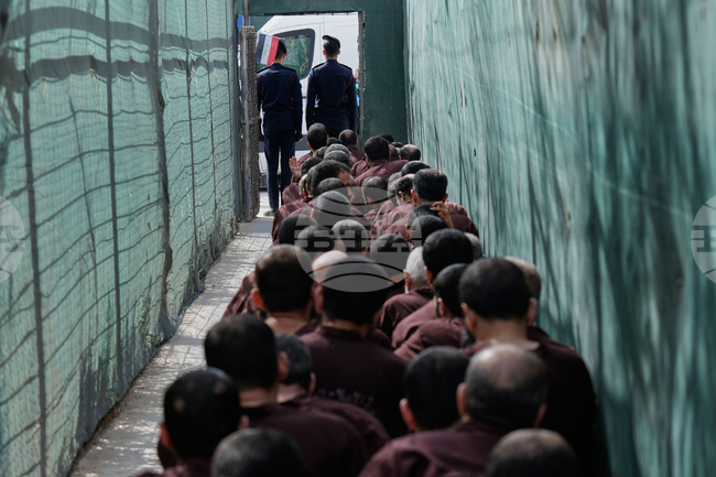 Преместените от Сирия затворници джихадисти са в укрепен затвор, от който бягството е невъзможно, заяви правосъдният министър на Ирак